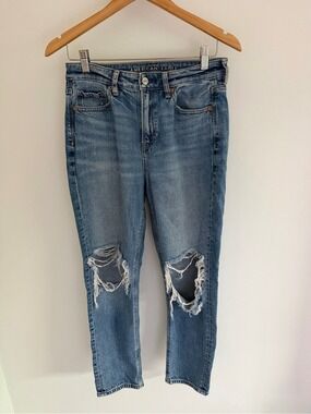 American Eagle Strigid Distressed Mom Jeans Size 4 Short
